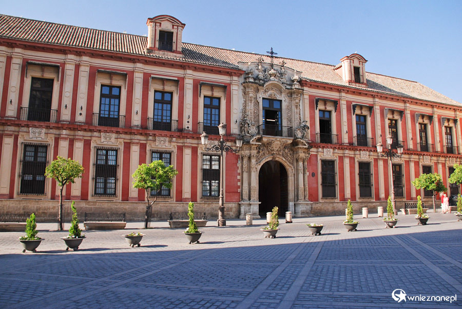 Sewilla. Budynek Archidiecezji w Sewilli w pobliżu Katedry de Santa Maria. - foto: wnieznane.pl Sewilla. Budynek Archidiecezji w Sewilli w pobliżu Katedry de Santa Maria. - foto: wnieznane.pl