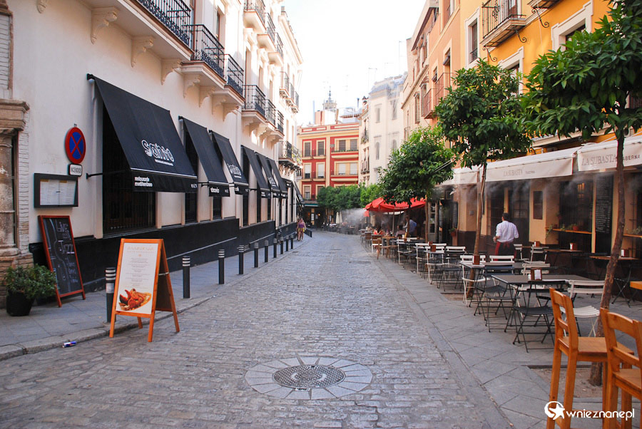 Sewilla. Jeszcze puste stoliki śródmiejskich knajp. - foto: wnieznane.pl Sewilla. Jeszcze puste stoliki śródmiejskich knajp. - foto: wnieznane.pl