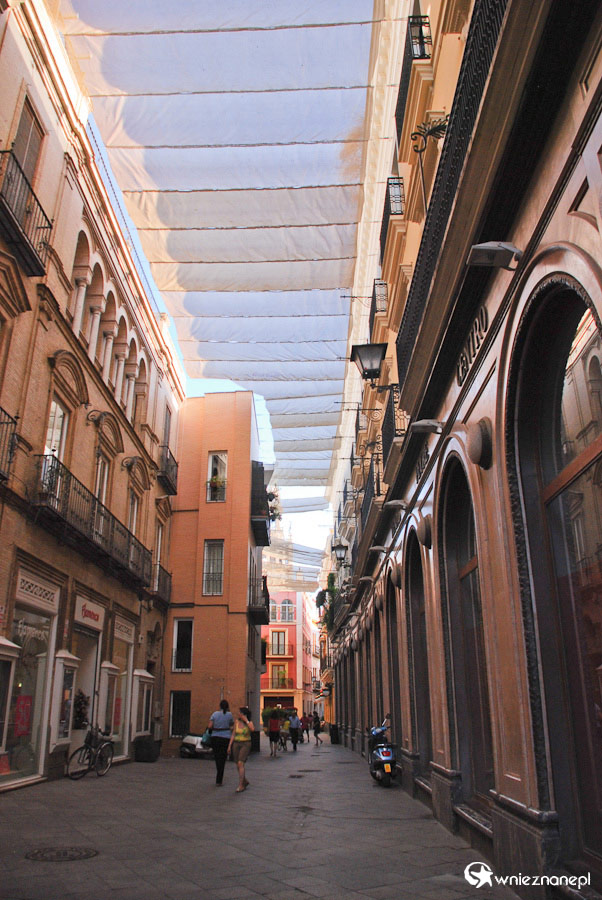 Sewilla. Specjalne płachty chronią od słońca przechadzających się po calle Sierpes. - foto: wnieznane.pl Sewilla. Specjalne płachty chronią od słońca przechadzających się po calle Sierpes. - foto: wnieznane.pl