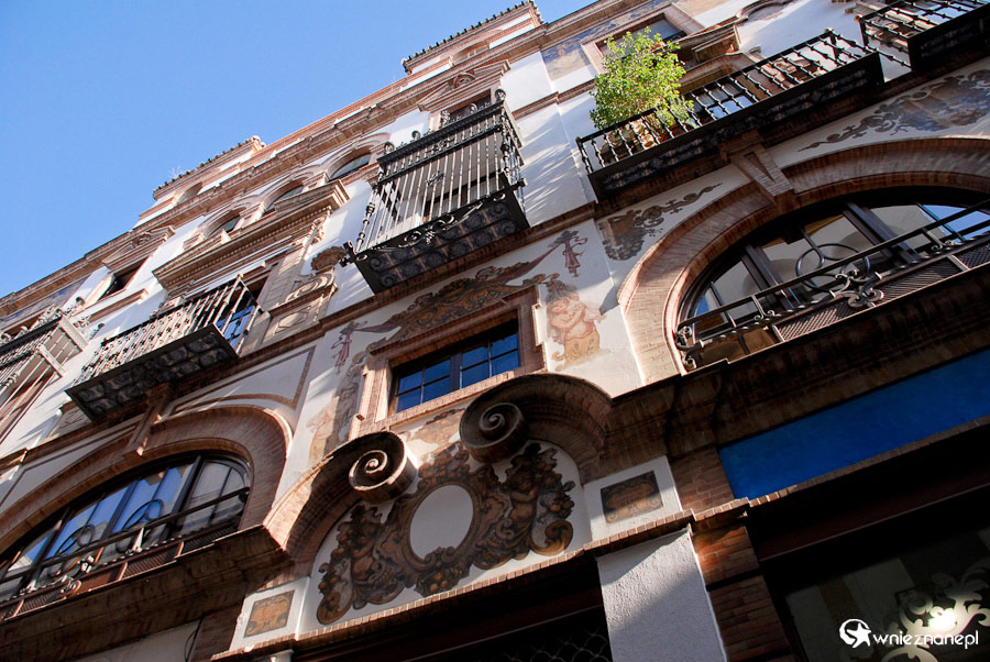 Sewilla. Na jednej z wąskich uliczek Sewilli. - foto: wnieznane.pl Sewilla. Na jednej z wąskich uliczek Sewilli. - foto: wnieznane.pl