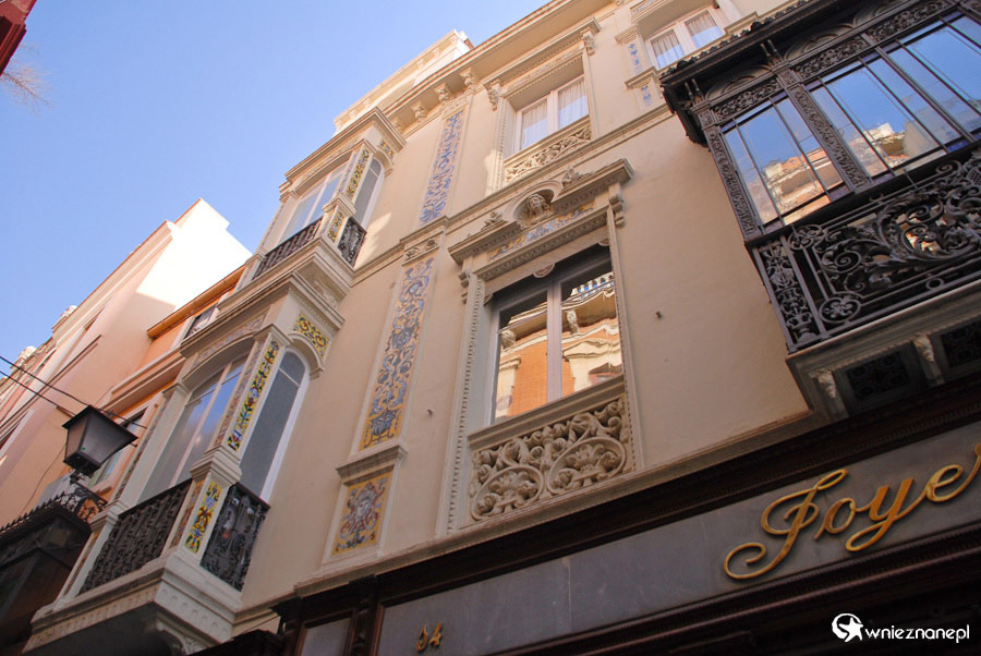 Sewilla. Spacerując po ulicach Sewilli warto spojrzeć w górę. - foto: wnieznane.pl Sewilla. Spacerując po ulicach Sewilli warto spojrzeć w górę. - foto: wnieznane.pl