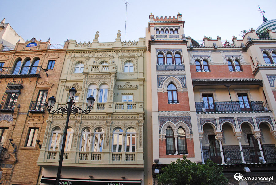 Sewilla. Interesująca architektura budynków przy Av. de la Constitutión. - foto: wnieznane.pl Sewilla. Interesująca architektura budynków przy Av. de la Constitutión. - foto: wnieznane.pl