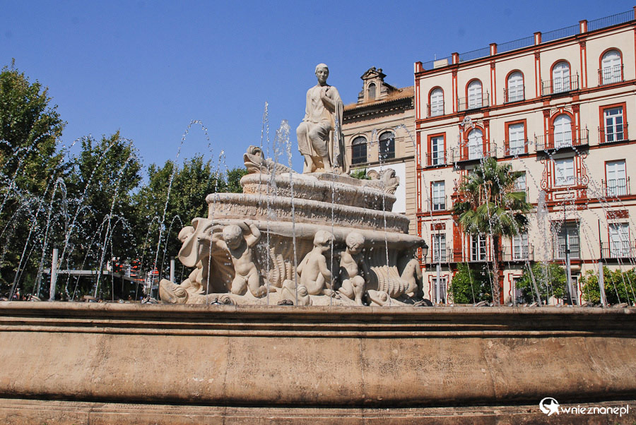 Sewilla. Fontanna nieopodal hotelu Alfonso XIII. - foto: wnieznane.pl Sewilla. Fontanna nieopodal hotelu Alfonso XIII. - foto: wnieznane.pl