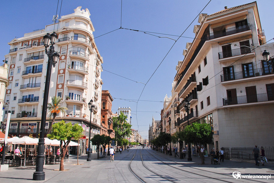 Sewilla Widok na Av. de la Constitutión w kierunku Katedry. - foto: wnieznane.pl Sewilla Widok na Av. de la Constitutión w kierunku Katedry. - foto: wnieznane.pl