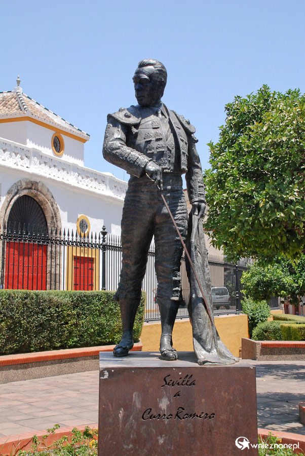 Sewilla. Pomnik słynnego torero, Curro Romero przy Plaza de Toros. - foto: wnieznane.pl Sewilla. Pomnik słynnego torero, Curro Romero przy Plaza de Toros. - foto: wnieznane.pl