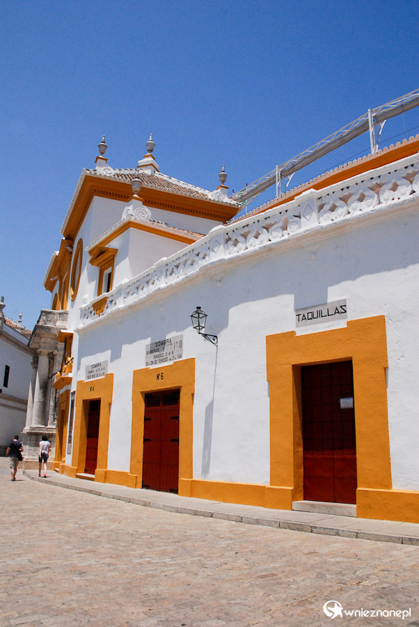 Sewilla. Dominująca biel współgra z piaskowym odcieniem na fasadzie areny walki z bykami. - foto: wnieznane.pl Sewilla. Dominująca biel współgra z piaskowym odcieniem na fasadzie areny walki z bykami. - foto: wnieznane.pl