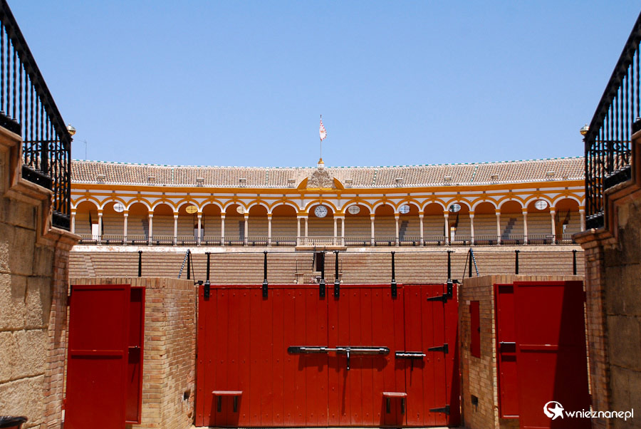 Sewilla. Tuż przed wejściem toreadorów na pole walk z bykami. - foto: wnieznane.pl Sewilla. Tuż przed wejściem toreadorów na pole walk z bykami. - foto: wnieznane.pl