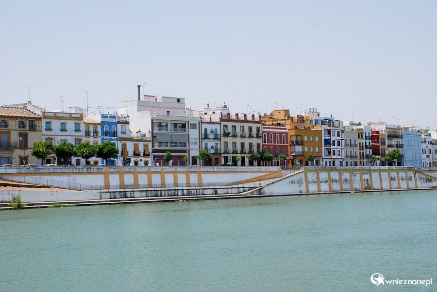 Sewilla. Kolorowa calle Betis na drugim brzegu kanału. - foto: wnieznane.pl Sewilla. Kolorowa calle Betis na drugim brzegu kanału. - foto: wnieznane.pl