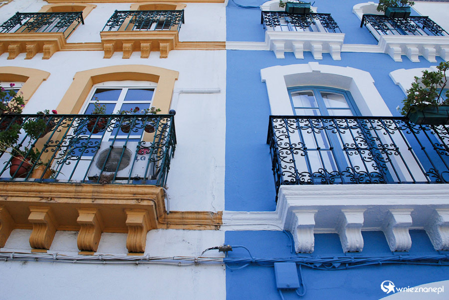 Sewilla. Kontrastujące ze sobą kolory kamienic na calle Betis. - foto: wnieznane.pl Sewilla. Kontrastujące ze sobą kolory kamienic na calle Betis. - foto: wnieznane.pl