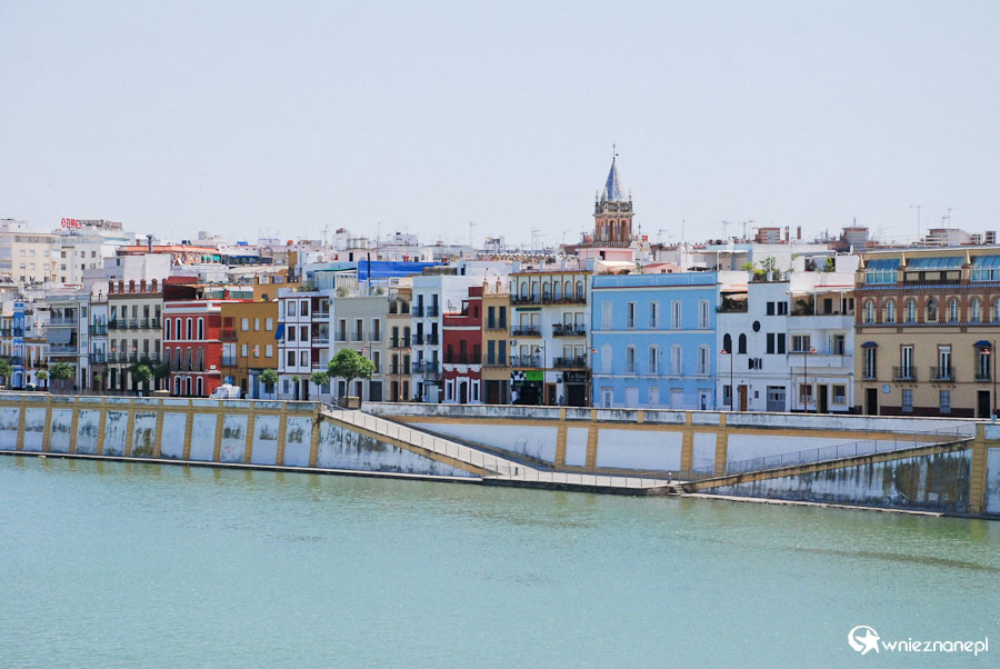 Sewilla W tle calle Betis widoczna wieża kościoła św. Anny. - foto: wnieznane.pl Sewilla W tle calle Betis widoczna wieża kościoła św. Anny. - foto: wnieznane.pl