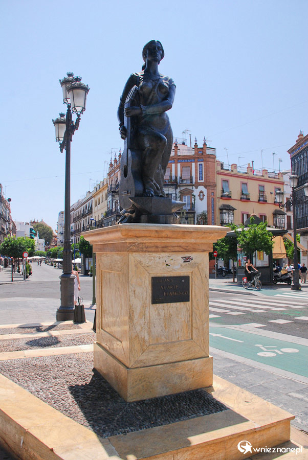 Sewilla. Pomnik będący alegorią Flamenco przy moście Izabeli II w dzielnicy Triana. - foto: wnieznane.pl Sewilla. Pomnik będący alegorią Flamenco przy moście Izabeli II w dzielnicy Triana. - foto: wnieznane.pl