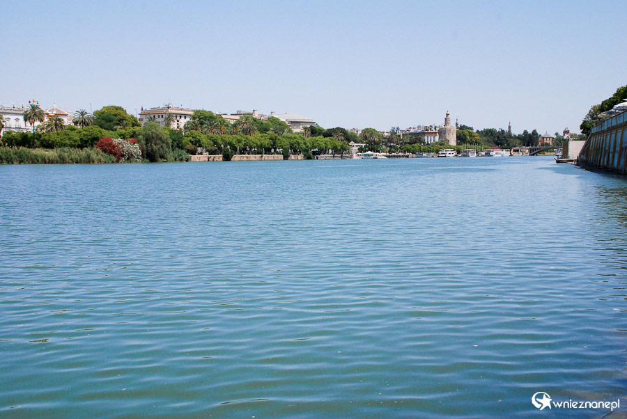 Sewilla. Widziana w oddali Torre del Oro z uliczki nieopodal Zaułku Inkwizycji. - foto: wnieznane.pl Sewilla. Widziana w oddali Torre del Oro z uliczki nieopodal Zaułku Inkwizycji. - foto: wnieznane.pl