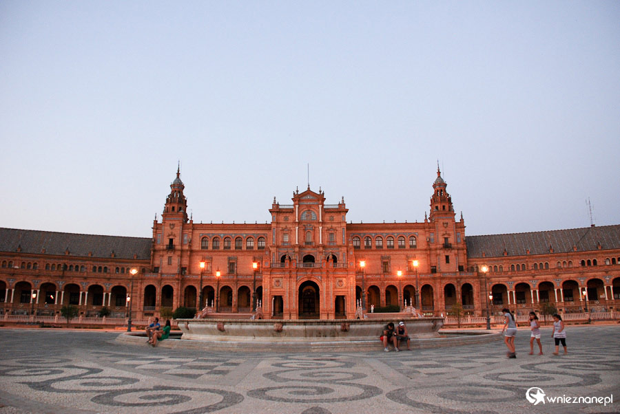 Sewilla. Warto wrócić wieczorem na Plac Hiszpański. - foto: wnieznane.pl Sewilla. Warto wrócić wieczorem na Plac Hiszpański. - foto: wnieznane.pl