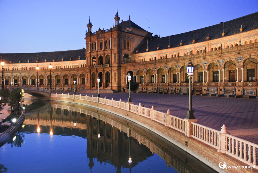 Sewilla. Brak turystów, czyste niebo oraz świecące się latarnie dodają uroku Placowi Hiszpańskiemu. - foto: wnieznane.pl Sewilla. Brak turystów, czyste niebo oraz świecące się latarnie dodają uroku Placowi Hiszpańskiemu. - foto: wnieznane.pl