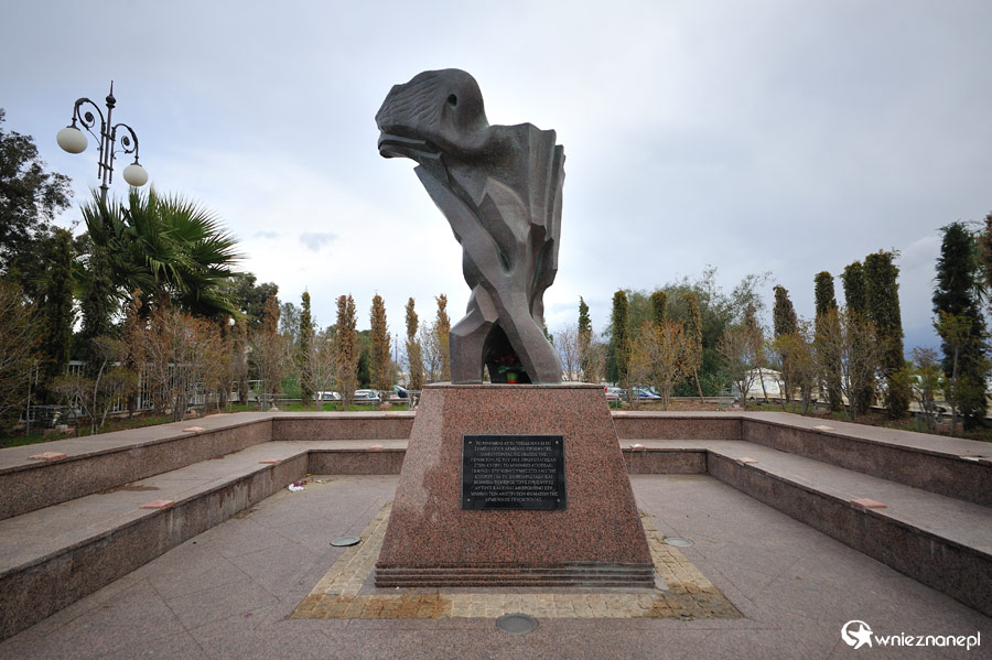 Cypr zimą. Jeden z pomników w Larnace. - foto: wnieznane.pl Cypr zimą. Jeden z pomników w Larnace. - foto: wnieznane.pl