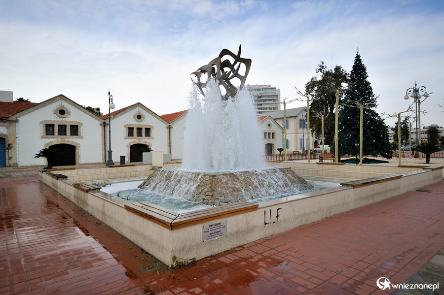 Cypr zimą. Fontanna w centrum Larnaki. - foto: wnieznane.pl Cypr zimą. Fontanna w centrum Larnaki. - foto: wnieznane.pl