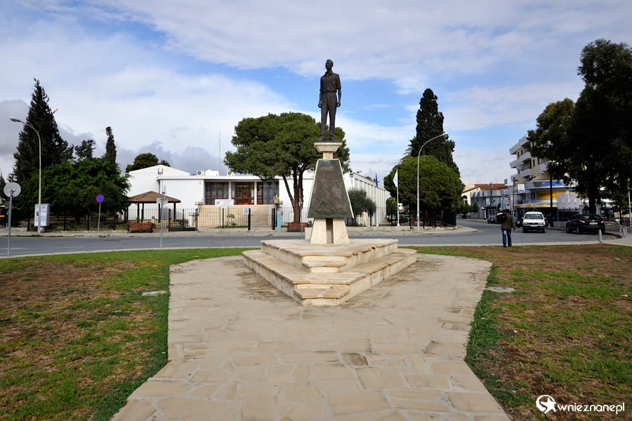 Cypr zimą. Jeden z pomników w Larnace. - foto: wnieznane.pl Cypr zimą. Jeden z pomników w Larnace. - foto: wnieznane.pl