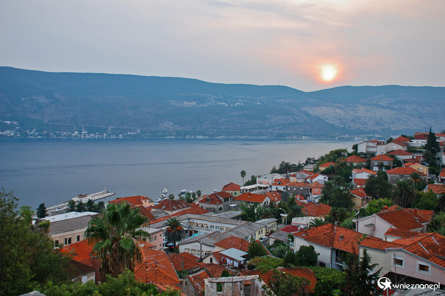 Czarnogóra. Herceg Novi. Zachodzące słońce nad miastem. - foto: wnieznane.pl Czarnogóra. Herceg Novi. Zachodzące słońce nad miastem. - foto: wnieznane.pl