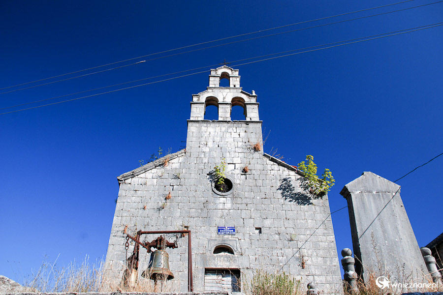 Czarnogóra. Njeguši. Opuszczony kościół. - foto: wnieznane.pl Czarnogóra. Njeguši. Opuszczony kościół. - foto: wnieznane.pl