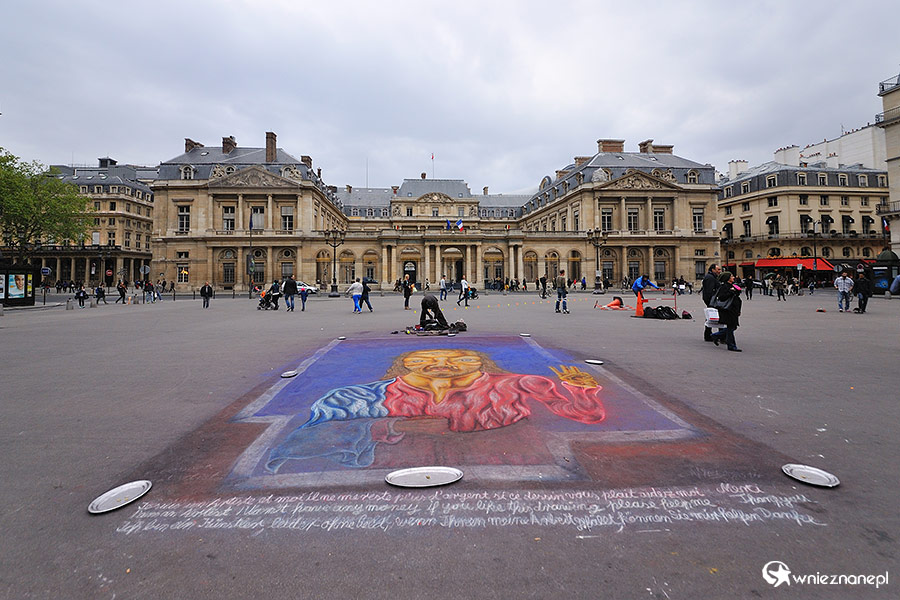 Paryż. Uliczni artyści na placu przed Palais Royal. - foto: wnieznane.pl Paryż. Uliczni artyści na placu przed Palais Royal. - foto: wnieznane.pl
