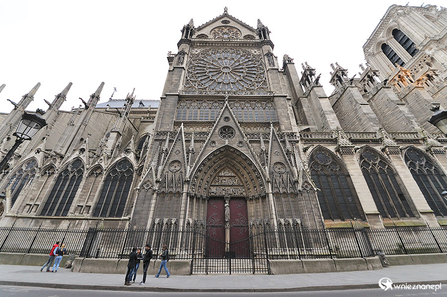 Paryż. Katedra Notre-Dame z ogromną rozetą. - foto: wnieznane.pl Paryż. Katedra Notre-Dame z ogromną rozetą. - foto: wnieznane.pl