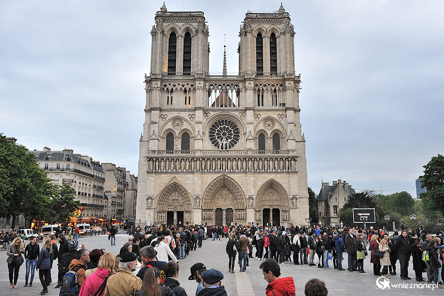 Paryż. Katedra Notre-Dame i długa kolejka oczekujących do wejścia. - foto: wnieznane.pl Paryż. Katedra Notre-Dame i długa kolejka oczekujących do wejścia. - foto: wnieznane.pl