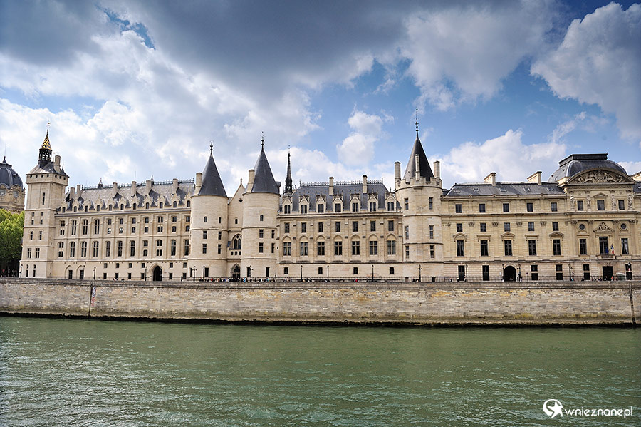 Paryż. Budynek Conciergerie w całej okazałości. - foto: wnieznane.pl Paryż. Budynek Conciergerie w całej okazałości. - foto: wnieznane.pl