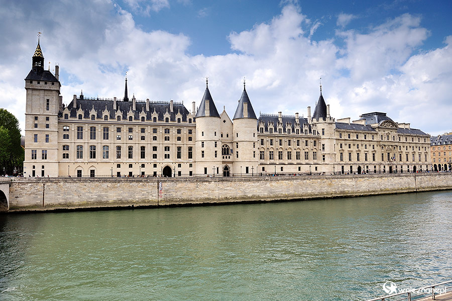 Paryż. Długi, biały budynek Conciergerie. - foto: wnieznane.pl Paryż. Długi, biały budynek Conciergerie. - foto: wnieznane.pl