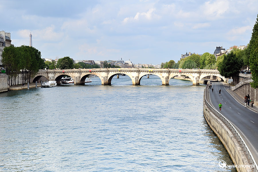 Paryż. Pont Neuf, w tle Wieża Eiffla. - foto: wnieznane.pl Paryż. Pont Neuf, w tle Wieża Eiffla. - foto: wnieznane.pl