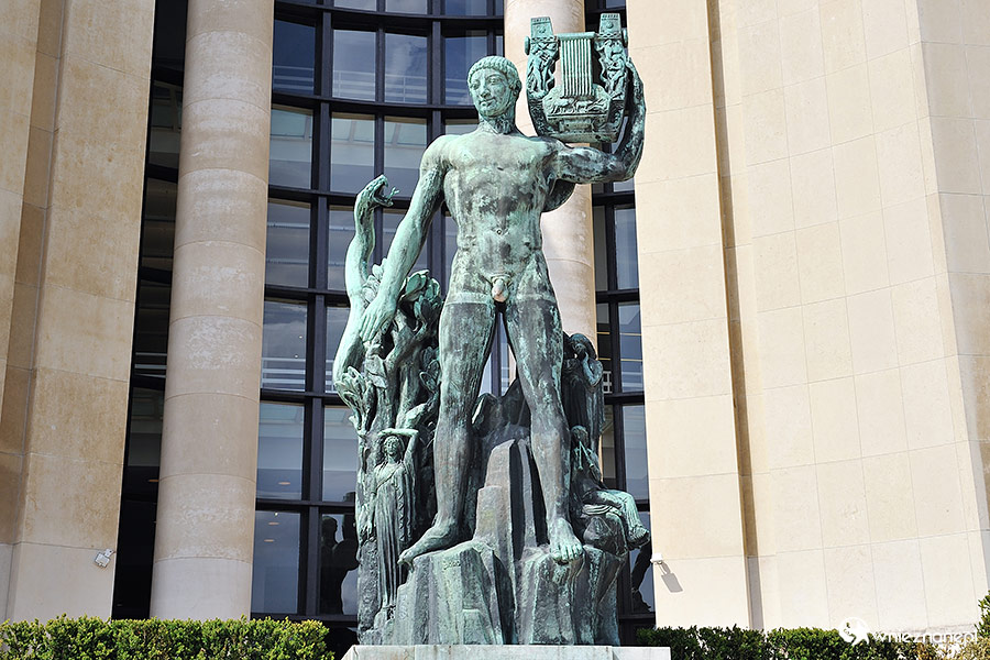 Paryż. Skrzydło Palais de Chaillot przy Trocadero. - foto: wnieznane.pl Paryż. Skrzydło Palais de Chaillot przy Trocadero. - foto: wnieznane.pl