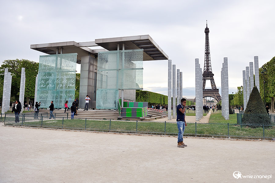 Paryż. Pola Marsowe, w tle Wieża Eiffla. - foto: wnieznane.pl Paryż. Pola Marsowe, w tle Wieża Eiffla. - foto: wnieznane.pl