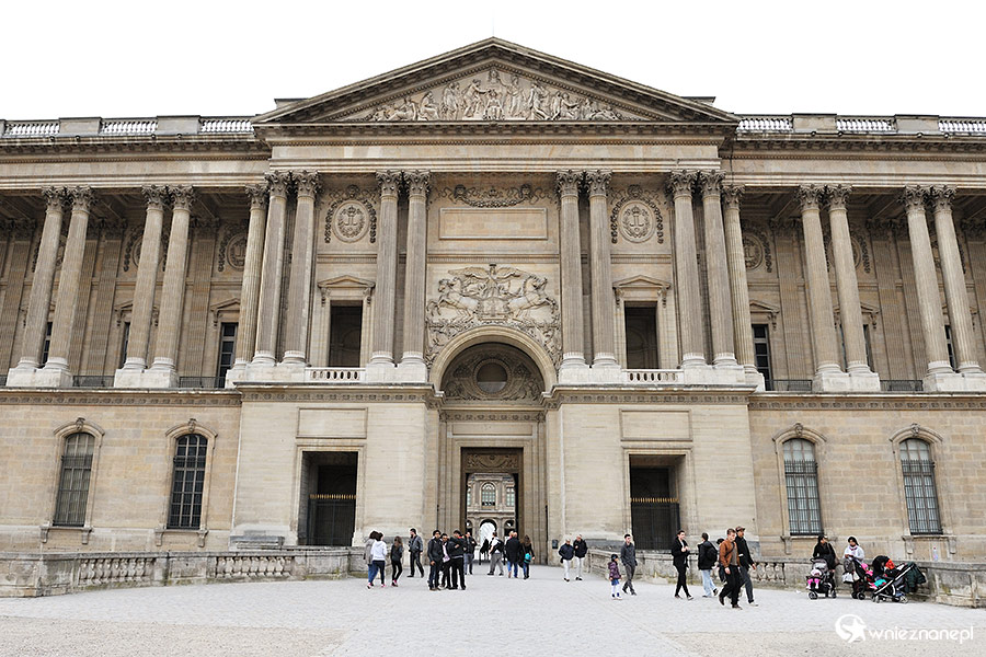 Paryż. Colonnade de Perrault - drugie wejście do Luwru. - foto: wnieznane.pl Paryż. Colonnade de Perrault - drugie wejście do Luwru. - foto: wnieznane.pl