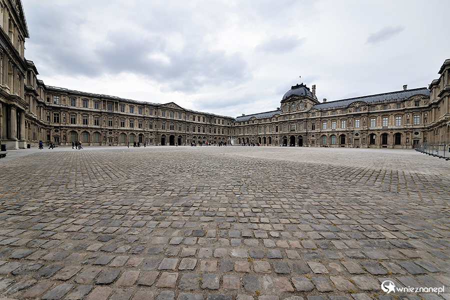 Paryż. Cour Carree et Pyramide du Louvre - wewnętrzny dziedziniec Luwru. - foto: wnieznane.pl Paryż. Cour Carree et Pyramide du Louvre - wewnętrzny dziedziniec Luwru. - foto: wnieznane.pl