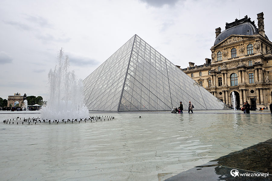 Paryż. Fontanny i słynna piramida na placu przed Luwrem. - foto: wnieznane.pl Paryż. Fontanny i słynna piramida na placu przed Luwrem. - foto: wnieznane.pl