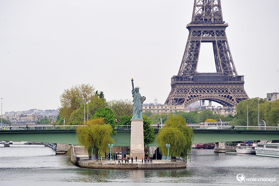 Paryż. Statua Wolności na tle Wieży Eiffla. - foto: wnieznane.pl Paryż. Statua Wolności na tle Wieży Eiffla. - foto: wnieznane.pl