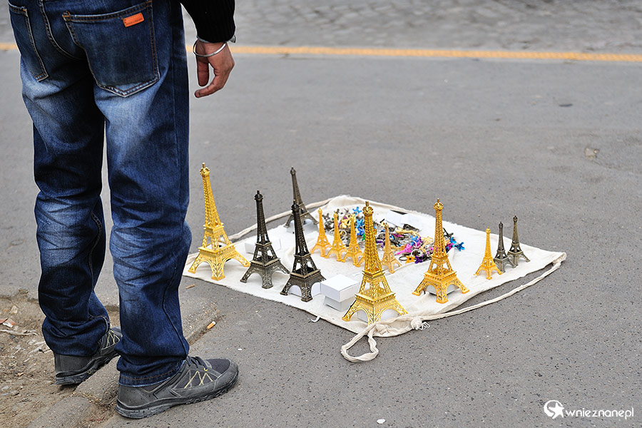 Paryż. Do wyboru, do koloru. Uliczny sprzedawca na Place du Trocadero. - foto: wnieznane.pl Paryż. Do wyboru, do koloru. Uliczny sprzedawca na Place du Trocadero. - foto: wnieznane.pl
