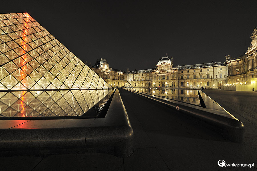 Paryż. Luwr oświetlony nocą. - foto: wnieznane.pl Paryż. Luwr oświetlony nocą. - foto: wnieznane.pl