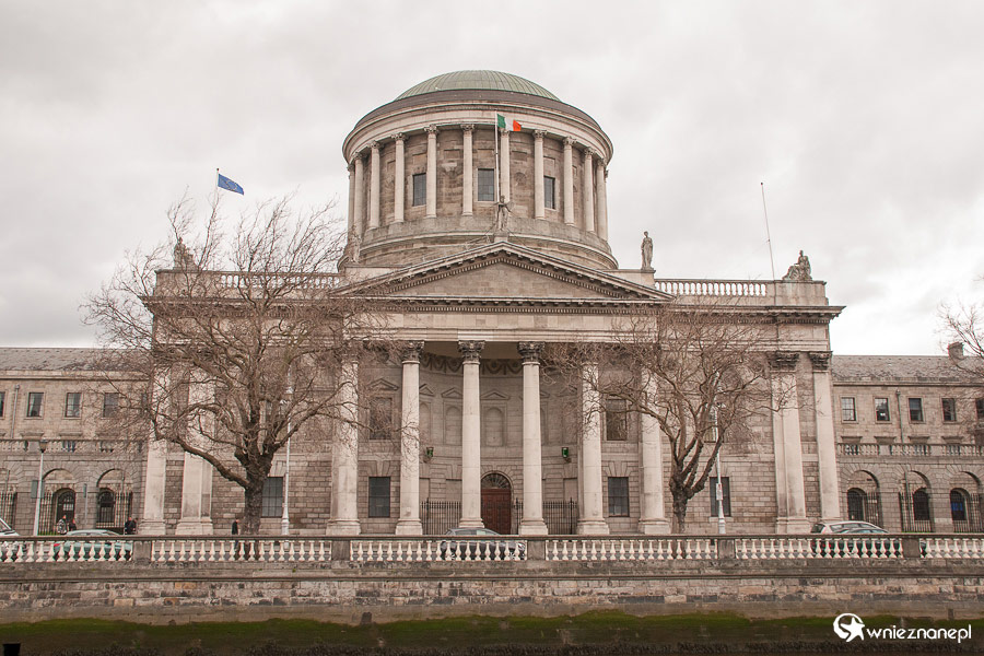 Dublin. Four Corts widziane z drugiego brzegu. - foto: wnieznane.pl Dublin. Four Corts widziane z drugiego brzegu. - foto: wnieznane.pl