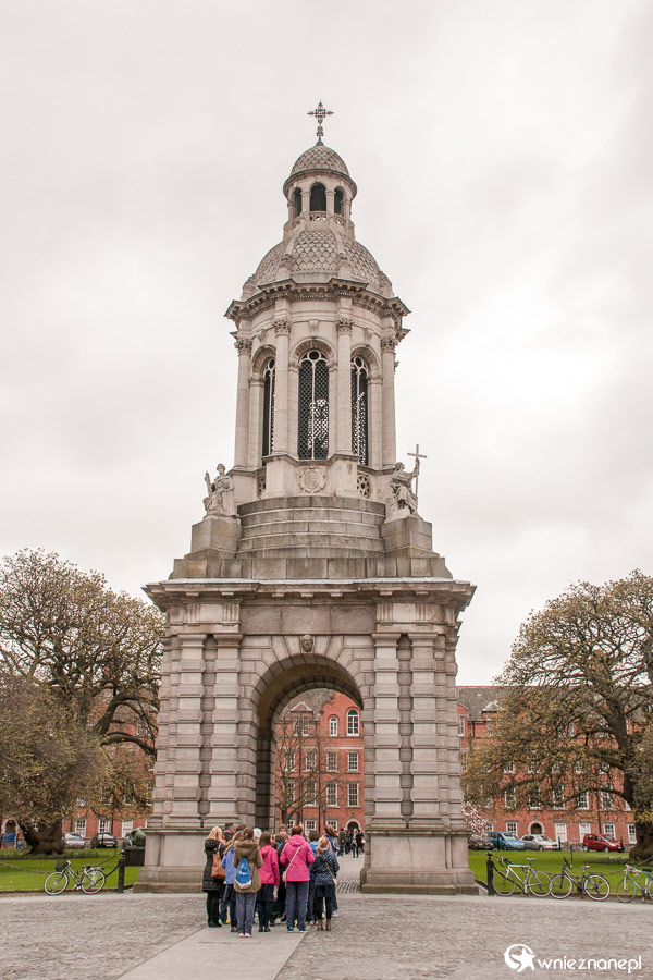 Dublin. Trinity College. Dzwonnica oddzieląca Parliament Square od Library Court. - foto: wnieznane.pl Dublin. Trinity College. Dzwonnica oddzieląca Parliament Square od Library Court. - foto: wnieznane.pl