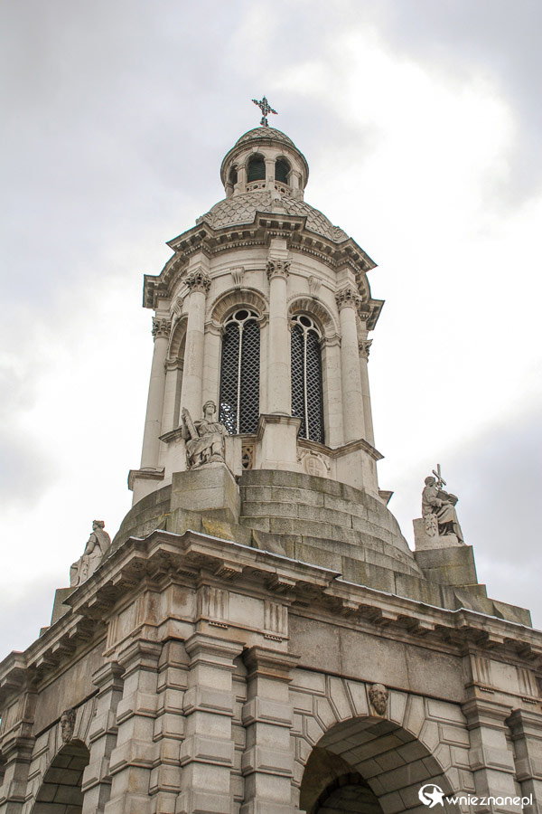 Dublin. Trinity College. Rzut oka na dzwonnicę. - foto: wnieznane.pl Dublin. Trinity College. Rzut oka na dzwonnicę. - foto: wnieznane.pl
