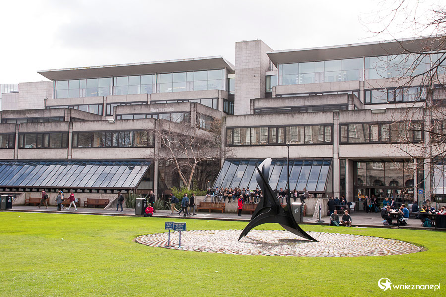 Dublin. Trinity College. Fellows square tuż obok Old Library. - foto: wnieznane.pl Dublin. Trinity College. Fellows square tuż obok Old Library. - foto: wnieznane.pl