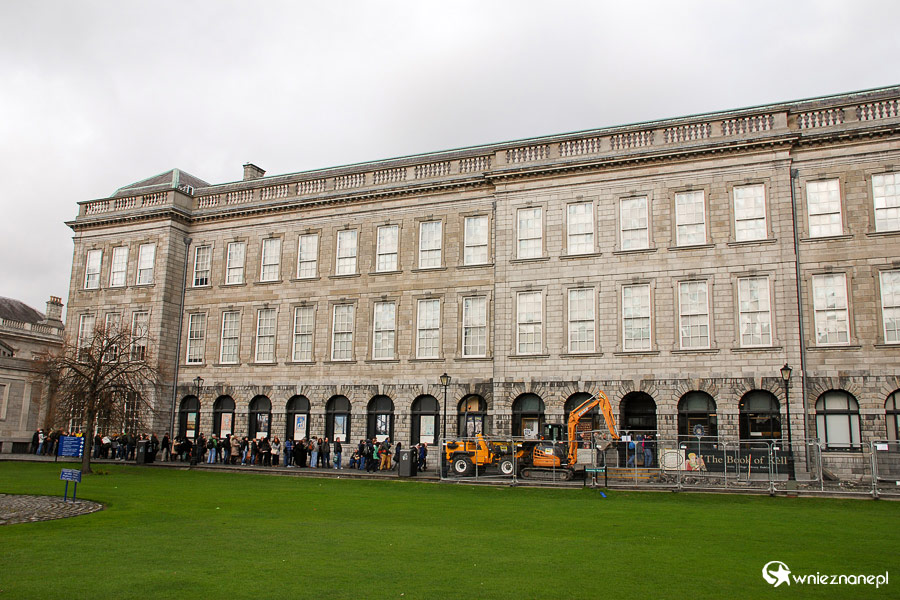Dublin. Trinity College. Do budynku Starej Biblioteki ustawiają się długie kolejki. - foto: wnieznane.pl Dublin. Trinity College. Do budynku Starej Biblioteki ustawiają się długie kolejki. - foto: wnieznane.pl