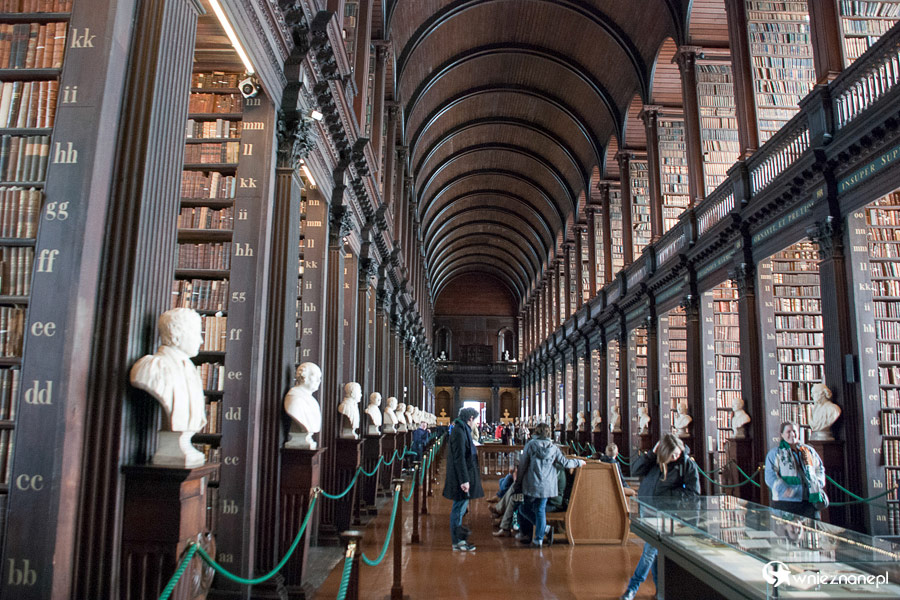 Dublin. Trinity College. Długi pokój w Old Library. - foto: wnieznane.pl Dublin. Trinity College. Długi pokój w Old Library. - foto: wnieznane.pl
