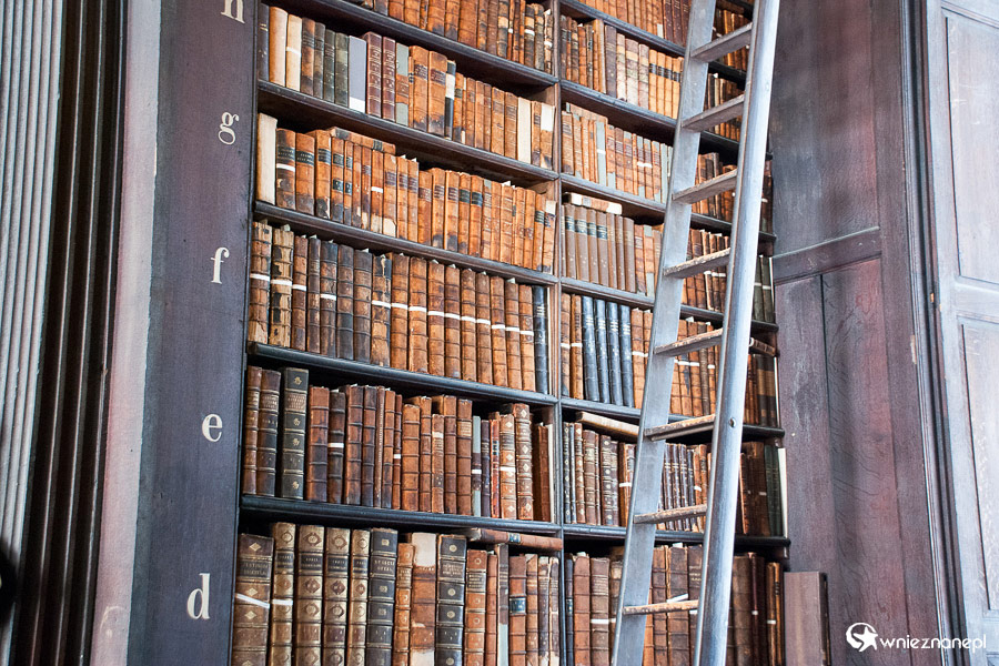 Dublin. Trinity College. Po niektóre woluminy trzeba sięgać z pomocą drabiny. - foto: wnieznane.pl Dublin. Trinity College. Po niektóre woluminy trzeba sięgać z pomocą drabiny. - foto: wnieznane.pl