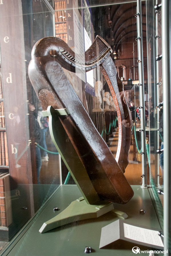 Dublin. Trinity College. Harfa to symbol Irlandii. Ta należy do najstarszych. - foto: wnieznane.pl Dublin. Trinity College. Harfa to symbol Irlandii. Ta należy do najstarszych. - foto: wnieznane.pl