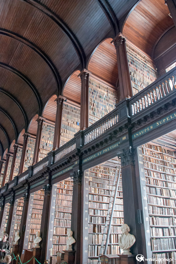 Dublin. Trinity College. Wysokie wnętrza Długiego Pokoju w Old Library robią wrażenie. - foto: wnieznane.pl Dublin. Trinity College. Wysokie wnętrza Długiego Pokoju w Old Library robią wrażenie. - foto: wnieznane.pl