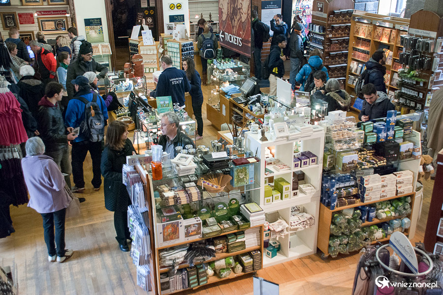 Dublin. Trinity College. Po zwiedzaniu Old Library na zwiedzających czekają pamiątki. - foto: wnieznane.pl Dublin. Trinity College. Po zwiedzaniu Old Library na zwiedzających czekają pamiątki. - foto: wnieznane.pl