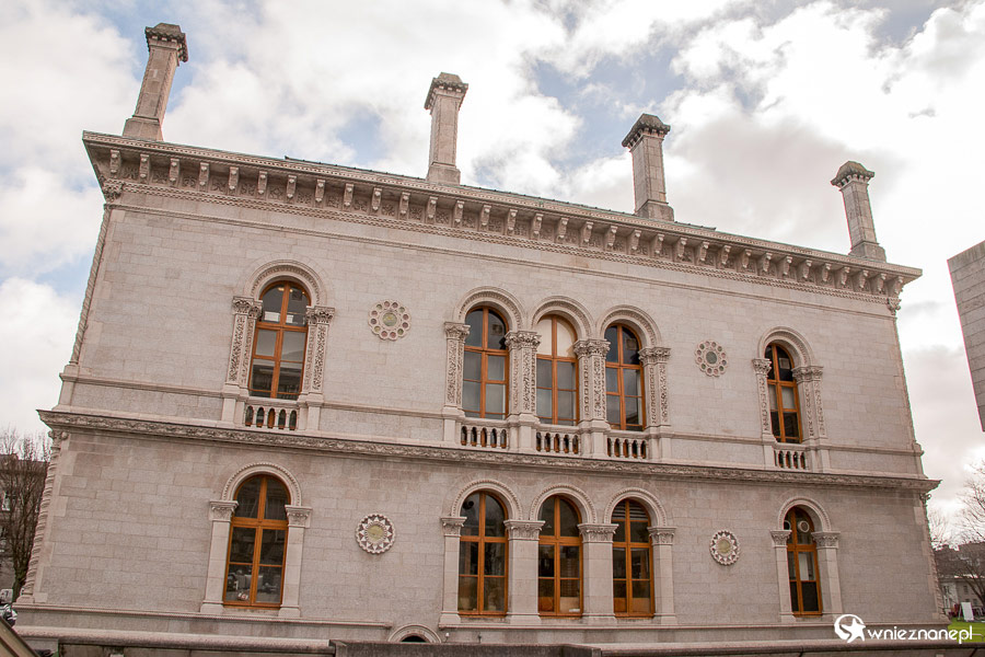 Dublin. Trinity College. Fasada wydziału geologii i geografii wyróżnia się na tle innych. - foto: wnieznane.pl Dublin. Trinity College. Fasada wydziału geologii i geografii wyróżnia się na tle innych. - foto: wnieznane.pl