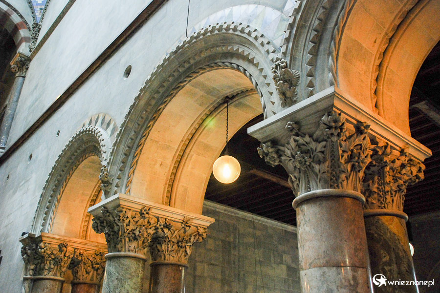 Dublin. Trinity College. Piękne zdobienia kolumn w The Museum Building. - foto: wnieznane.pl Dublin. Trinity College. Piękne zdobienia kolumn w The Museum Building. - foto: wnieznane.pl