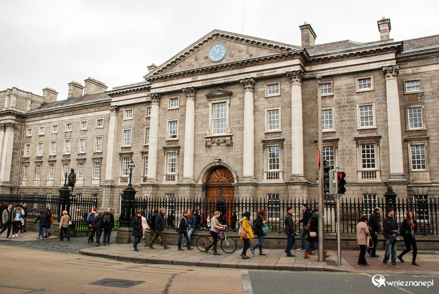 Dublin. Trinity College. Główne wejście na uniwersytet od strony College Street. - foto: wnieznane.pl Dublin. Trinity College. Główne wejście na uniwersytet od strony College Street. - foto: wnieznane.pl